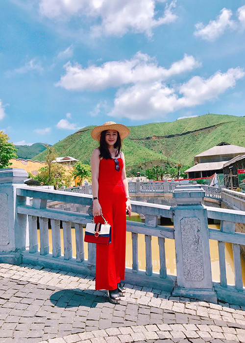 Mẹ của nữ diễn viên “Sứ mệnh trái tim” sở hữu vóc dáng thon gọn cùng làn da trắng. Ảnh: FBNV