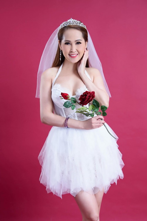 Nữ diễn viên phim Gái nhảy kết hôn lần đầu vào năm 2009 với một người đàn ông kém cô 6 tuổi. Đến năm 2011, Minh Thư ly hôn chồng trẻ.