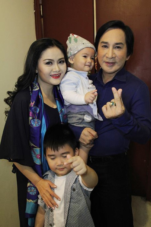 Mối quan hệ thân thiết giữa Ngọc Huyền và Kim Tử Long không khiến chồng của Ngọc Huyền hay vợ của Kim Tử Long (trong ảnh) lo lắng. Ảnh: Dân Việt.