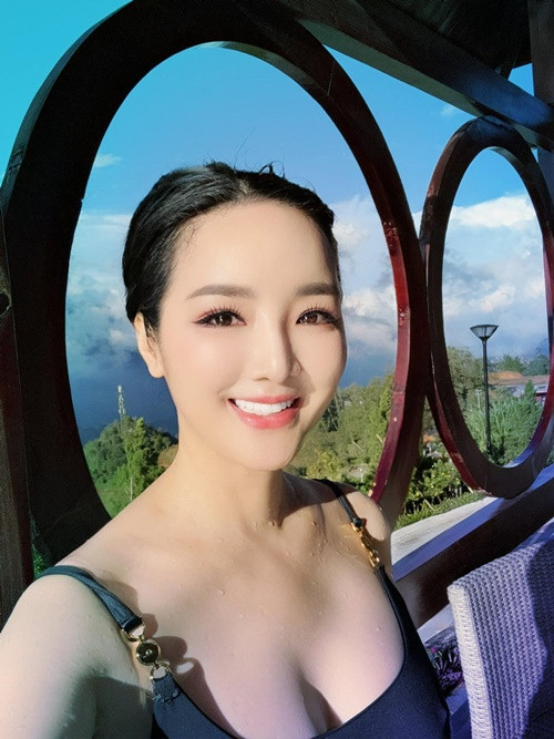 Người đẹp chia sẻ trên Dân Việt, cô áp dụng phương pháp bấm huyệt, xông hơi, đắp mặt nạ tảo biển tự làm, uống bổ sung dưỡng chất, uống nhiều nước và ăn nhiều chất xơ, trái cây để da khỏe đẹp từ bên trong. Ảnh: FB Giáng My.
