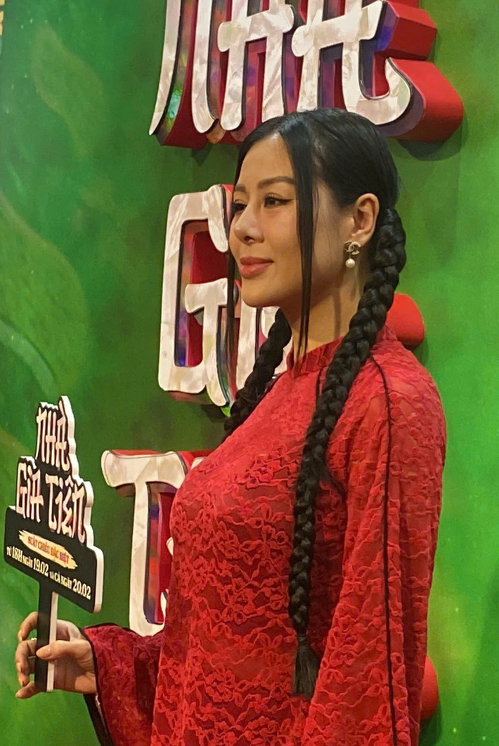 Vừa qua, diễn viên Nam Thư nhanh chóng trở thành tâm điểm chú ý khi xuất hiện tại một sự kiện công chiếu phim. Người đẹp lựa chọn giao diện vừa truyền thống vừa trẻ trung với bộ áo dài đỏ ren xuyên thấu, kết hợp cùng mái tóc thắt bím.