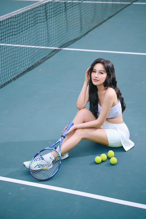 Tập tennis, Hoa hậu Mai Phương Thúy kết hợp áo croptop cùng chân váy ngắn.