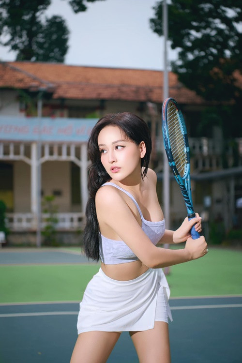 Hoa hậu Việt Nam 2006 chia sẻ: "Tiếp tục chuỗi ảnh chỉ cần không sai quá bán thì bất chấp đăng. Xin đừng ném đá cô gái vì xõa tóc ra lúc 2h chiều, chụp ảnh nóng lắm, đã thế còn mất nửa buổi học liền đấy vì cấn giờ".