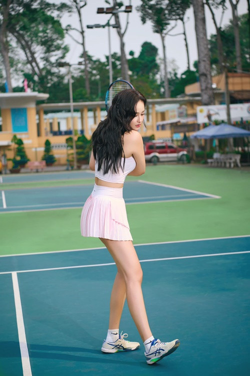 Mai Phương Thúy chăm tập tennis để giữ được vóc dáng thon gọn.