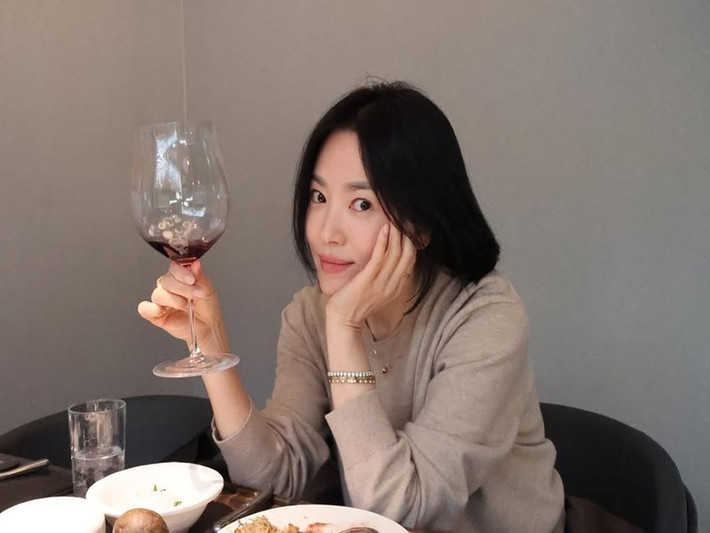 Gần đây, Song Hye Kyo cho biết, cô không sợ già đi nữa. "Tôi đã trải qua tuổi 20 và 30 để trở thành con người của ngày hôm nay, vì tất cả chúng ta đều già đi cùng nhau nên tôi không sợ già đi nữa", VTV dẫn lời người đẹp.