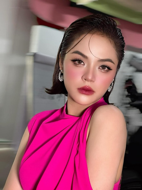 Thu Quỳnh khoe nét đẹp lạnh lùng, sắc sảo với phong cách trang điểm đậm.