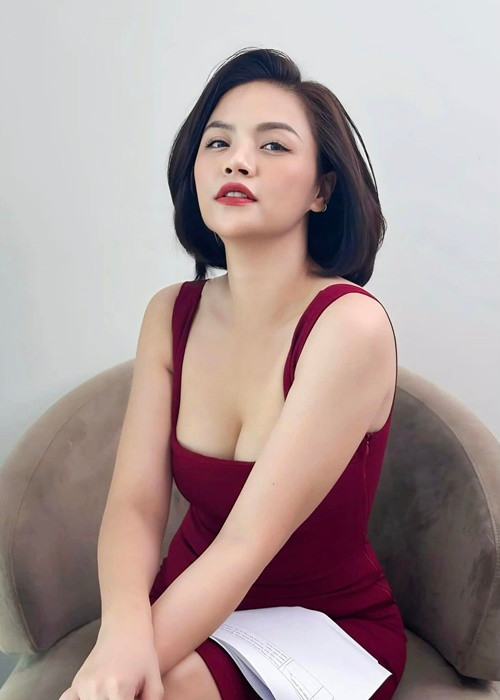 Thu Quỳnh tự tin diện đồ bó sát sau ít tháng sinh lần 2.