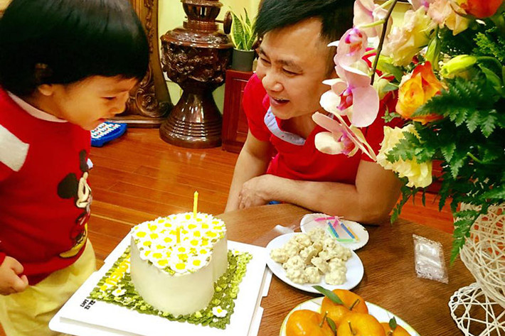 Tự Long không quên gửi lời cảm ơn đến những người phụ nữ của cuộc đời anh: “Cảm ơn mẹ của con và cảm ơn mẹ của Táo. Cảm ơn cả Táo nữa và bà ngoại của Táo. Là những người phụ nữ của cuộc đời tôi. Xin cảm ơn những lời chúc tốt đẹp mà anh em bạn bè đồng đội và những người yêu mến tôi đã dành cho tôi”.