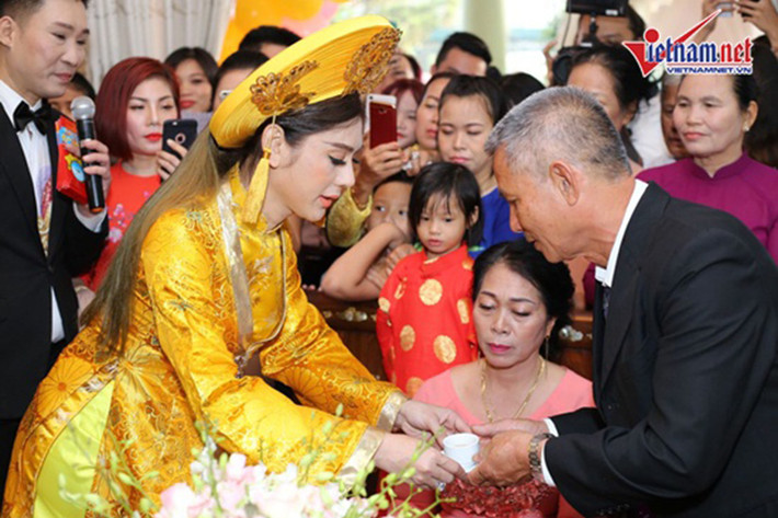 Lâm Khánh Chi mời nước bố mẹ chồng trước sự chứng kiến của gia đình, người thân và bạn bè. Ảnh: Vietnamnet