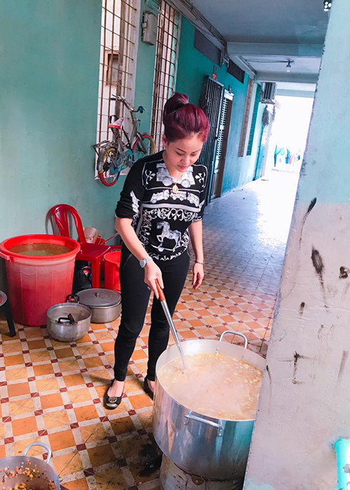 Lê Giang phụ giúp sư thầy nấu cháo từ thiện để phát cho bà con nghèo.