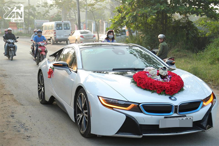 Hình ảnh chiếc xe ô tô sang trọng đón Lâm Khánh Chi về nhà chồng. Ảnh: Thể thao văn hóa