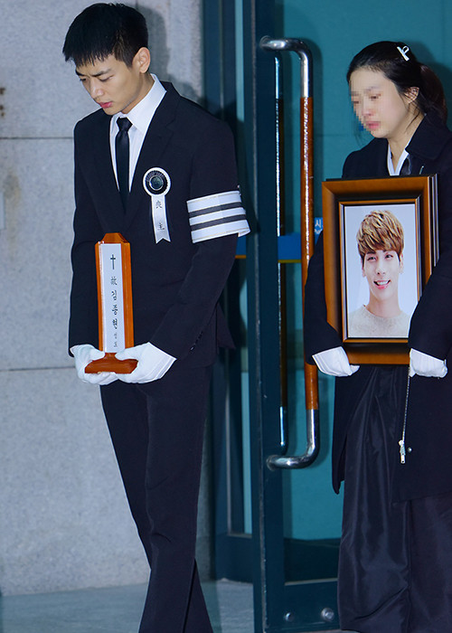 Lễ đưa tang Jonghyun (Shinee) diễn ra vào sáng ngày 21/12. Trước đó, giọng ca chính của nhóm Shinee tự tử và qua đời vào tối ngày 18/12.