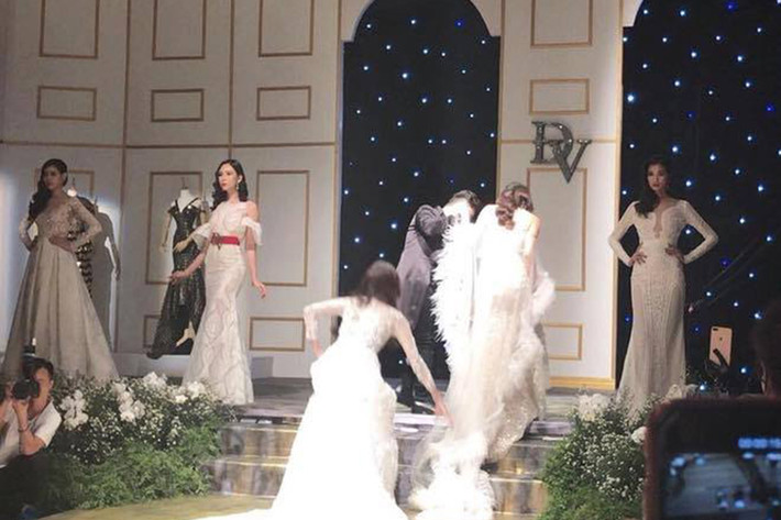 Khoảnh khắc Lan Khuê giúp đỡ Hoa hậu Kỳ Duyên bị vấp té trên sàn diễn gây chú ý.