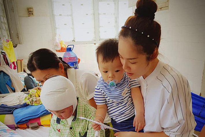 Dương Cẩm Lynh cho hay con trai của cô đã được xuất viện. Cậu nhóc bị thương vì kẹt tay vào cánh cửa.