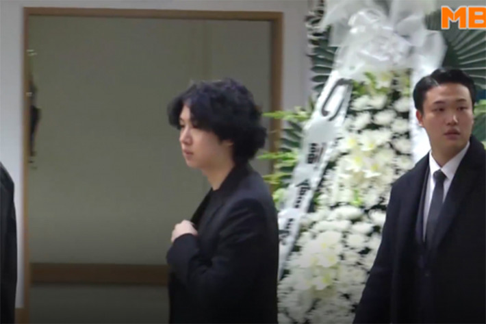 Thành viên nhóm Super Junior Heechul lộ vẻ tiều tụy khi đến viếng Jonghyun. Ảnh: MBN