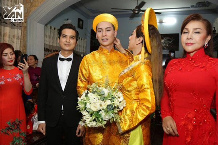 Nữ ca sĩ chuyển giới còn ân cần chăm sóc cho chồng trẻ từng ly từng tý. Ảnh: Thể thao văn hóa