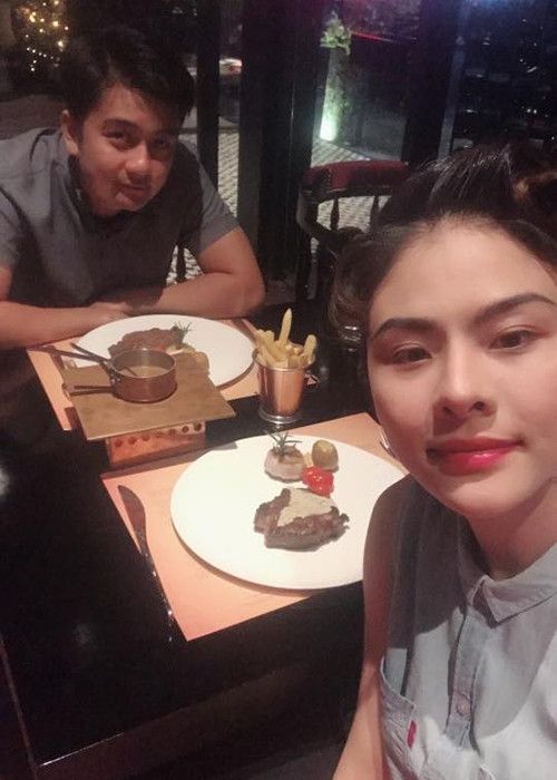 Vân Trang cùng ông xã đi ăn tối. “Nhịn đói cả ngày mới được ảnh chở đi ăn”, nữ diễn viên chia sẻ.