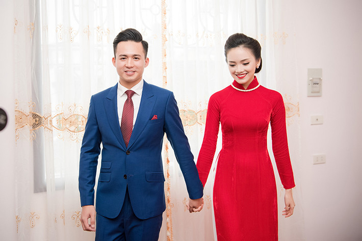 Cặp đôi tay trong tay không rời trong lễ đính hôn.