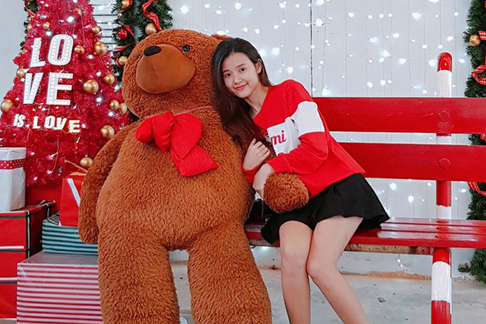 Midu trải lòng: “Đôi khi thứ mình cần chỉ đơn giản là một nơi có thể tựa vào. Thôi thì dựa vào anh Gấu đỡ vậy”.