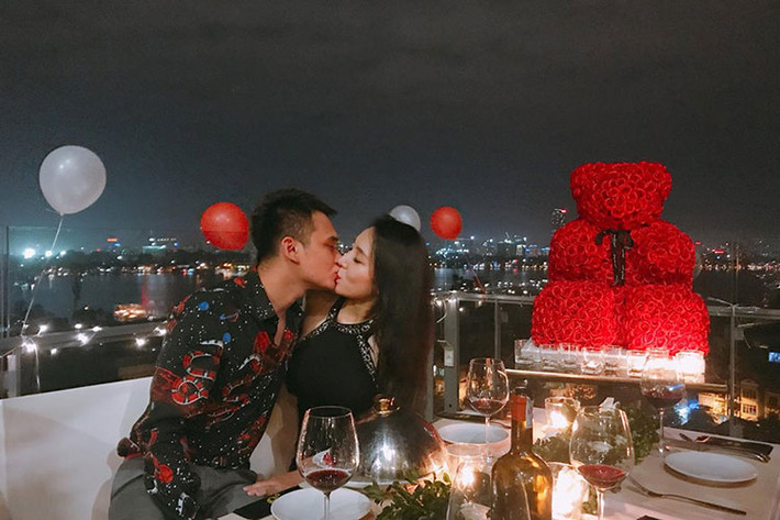 Tháng 10/2017, Khắc Việt cầu hôn bạn gái DJ Thảo BeBe trong không gian lãng mạn. Theo một nguồn tin, anh và bạn gái sẽ kết hôn vào đầu năm 2018.