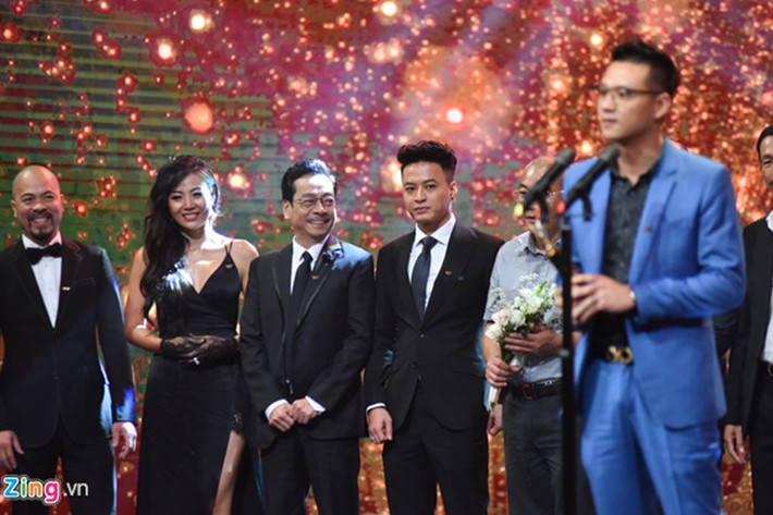 Sự thành công của “Người phán xử” giúp tên tuổi của dàn diễn viên tỏa sáng hơn. Tại lễ trao giải VTV Awards 2017, NSND Hoàng Dũng đoạt giải Nam diễn viên ấn tượng với vai diễn ông trùm Phan Quân còn bộ phim "Người phán xử" giành chiến thắng ở hạng mục Phim truyền hình ấn tượng. Ảnh: Zing