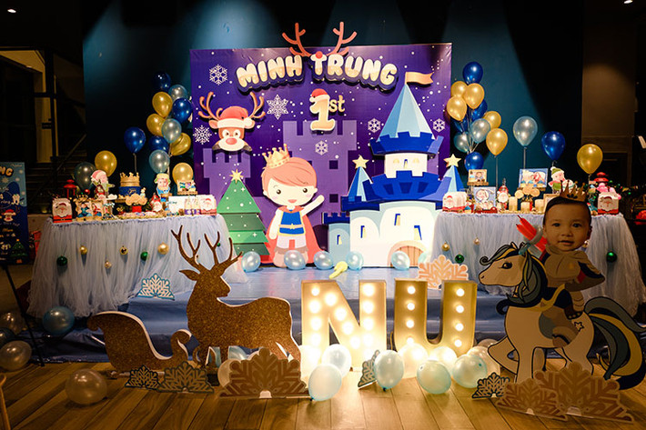 Không gian bữa tiệc thôi nôi của bé Nu được trang hoàng rất lộng lẫy.
