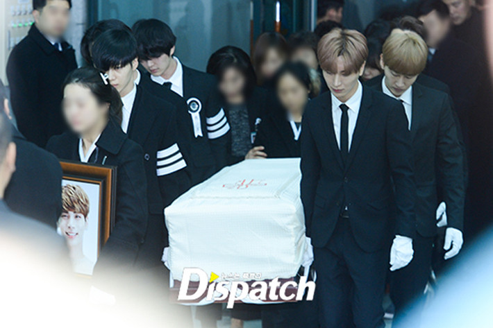 Key, Onew, Taemin (Shinee) và các thành viên nhóm Super Junior khiêng linh cữu của Jonghyun ra xe đến nơi chôn cất.