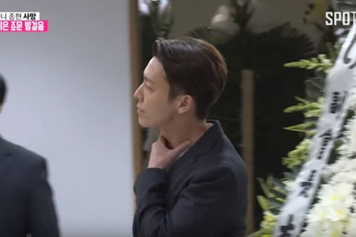 Donghae (Super Junior) nghẹn ngào đến viếng Jonghyun. Ảnh: Spotv