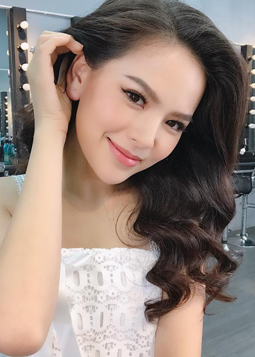 Phi Huyền Trang sở hữu gương mặt xinh đẹp và vóc dáng gợi cảm.
