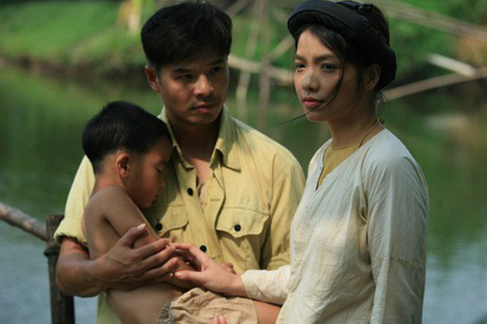 “Thương nhớ ở ai” lấy bối cảnh ở làng Đông - một vùng quê Bắc Bộ điển hình những năm 1950 - 1960. Sau 2 cuộc kháng chiến, làng Đông chỉ còn những người đàn bà góa luôn khao khát được yêu thương nhưng bị trói buộc bởi những định kiến của xã hội. Ảnh: VTV