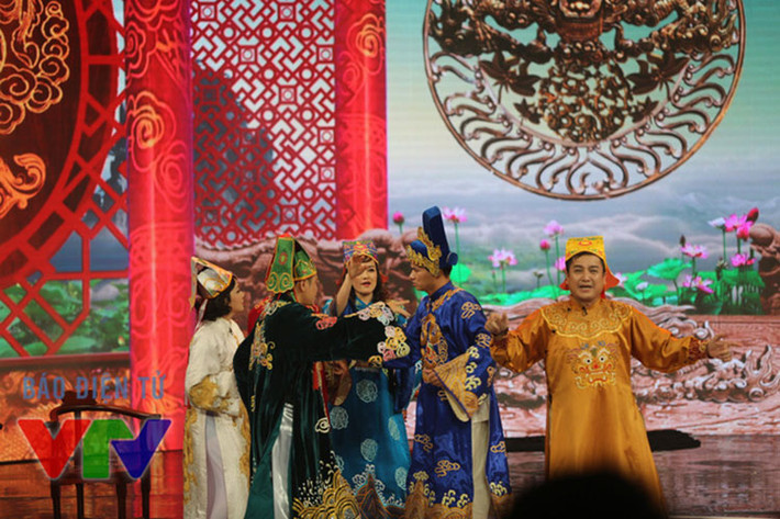 Năm 2015, "Táo Thổ" Chí Trung mang lên sân khấu thiên đình bản hit “Không phải dạng vừa đâu" của Sơn Tùng MTP. Ảnh: VTV