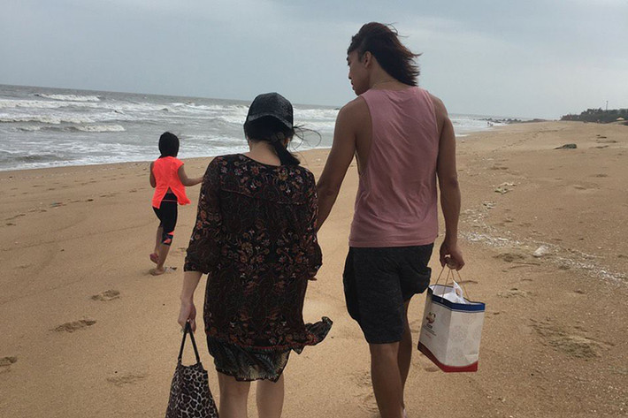 Vợ chồng danh hài Việt Hương đưa con gái đi biển là một trong những tin tức sao Việt trong ngày 29/12.