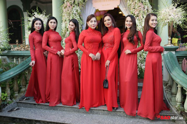 Cindy Thái Tài tươi tắn bên dàn phù dâu. Ảnh: Saostar