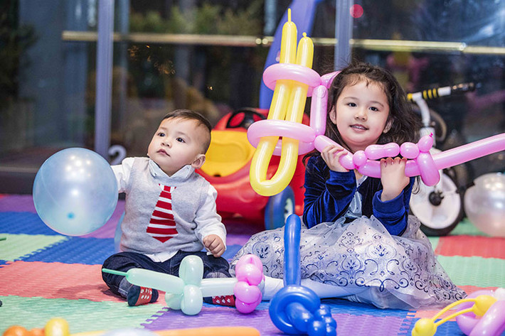 Bé Nu chơi đùa cùng chị gái Na trong tiệc sinh nhật được tổ chức sớm một ngày.