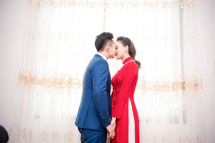 Khoảnh khắc Trần Trung Hiếu và Tố Như trao nhau nụ hôn đầy ngọt ngào.