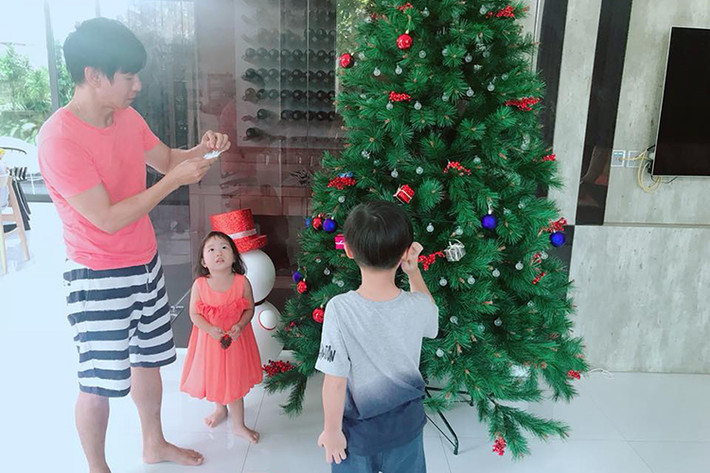 Các nhóc tì nhà Lý Hải - Minh Hà rất hào hứng giúp bố mẹ hoàn thành việc trang trí cây thông.