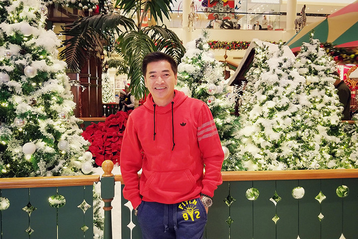 Quang Minh tận hưởng không khí Giáng sinh ở Mỹ. Hiện, anh định cư ở xứ cờ hoa cùng vợ và các con.