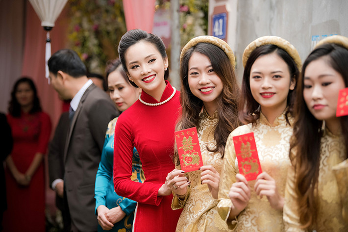 Hình ảnh Tố Như rạng rỡ trong ngày ăn hỏi. Cách đây không lâu, người đẹp sinh năm 1997 bất ngờ khoe hậu trường chụp ảnh cưới với Trần Trung Hiếu.