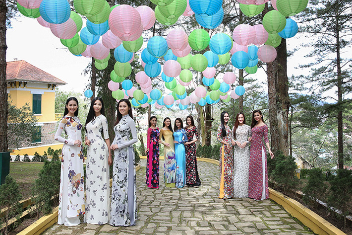 Trong trang phục áo dài, các ứng viên Hoa hậu Hoàn vũ Việt Nam thích thú khám quá cảnh đẹp tại Dinh 1.