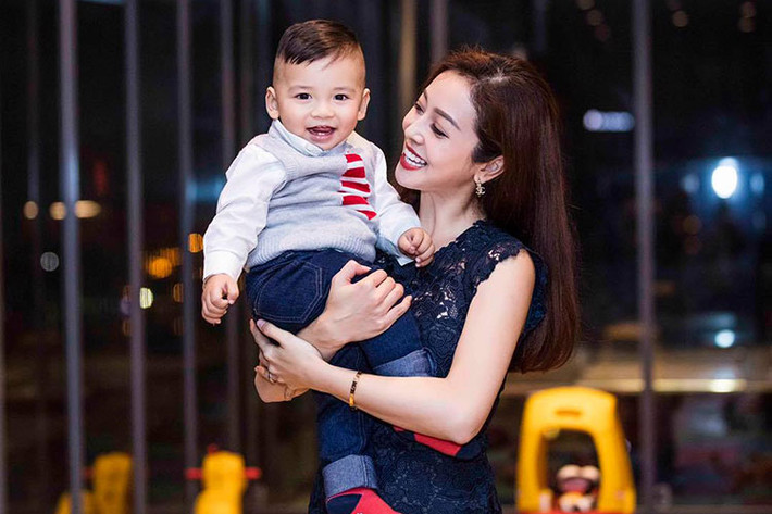 Jennifer Phạm tâm sự về cậu con trai út: “Còn nhớ ngày này năm ngoái mình còn đang rộn ràng chuẩn bị chào đón Noel và năm mới, dự định là sẽ ăn chơi nốt dịp lễ trước khi phải nằm ổ, chào đón em bé Nu. Nào ngờ em Nu còn ham vui hơn cả mẹ, chọn đúng ngày Noel để chào cả thế giới và cất tiếng khóc đầu đời sớm hơn dự kiến cả 3 tuần. Cảm ơn thiên thần bé nhỏ của mẹ và cả 2 thiên thần lớn đã đến với cuộc đời mẹ. Yêu con nhiều lắm!”.