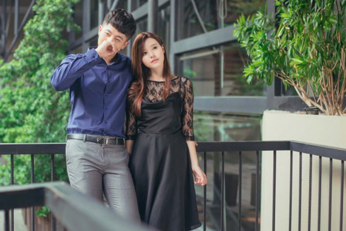 Khoảnh khắc Harry Lu dường như không giấu được niềm hạnh phúc bên Midu trong bộ ảnh chụp chung. Ảnh: Saostar