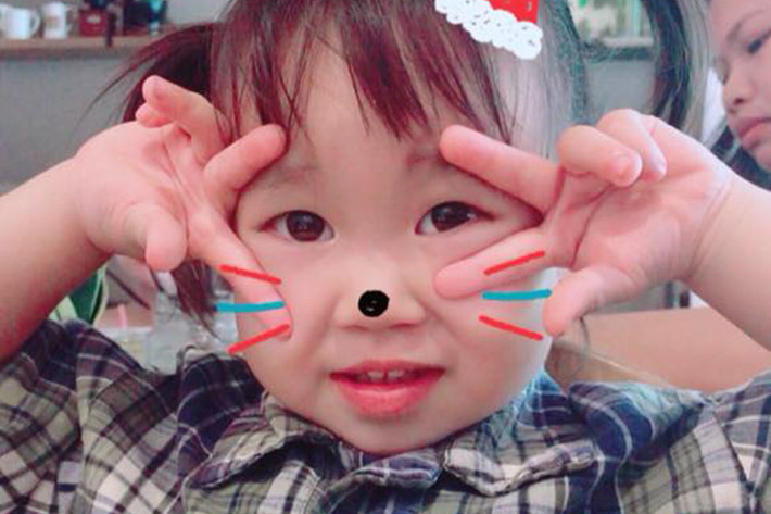 Bé Sunny - con gái của cặp đôi sao Việt Lý Hải - Minh Hà nhận lời chúc mừng sinh nhật lần thứ 3 từ bố mẹ.