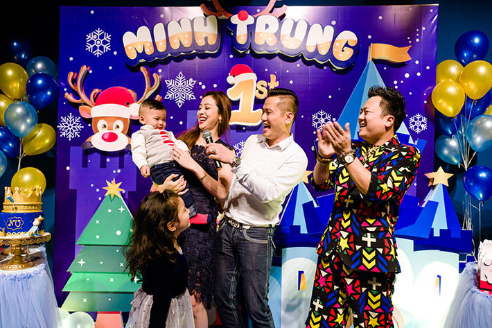 Tiệc thôi nôi của bé Nu có sự tham gia của ông bà nội và bạn bè thân thiết của vợ chồng Jennifer Phạm.