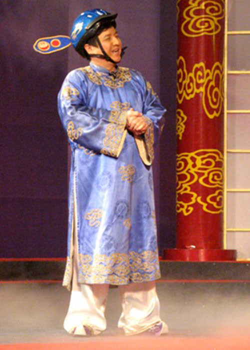 Năm 2008, Chí Trung quay trở lại đóng Táo giao thông và gây ấn tượng bởi bài hát “Triệu triệu chiếc mũ”. Ảnh: Dân Việt