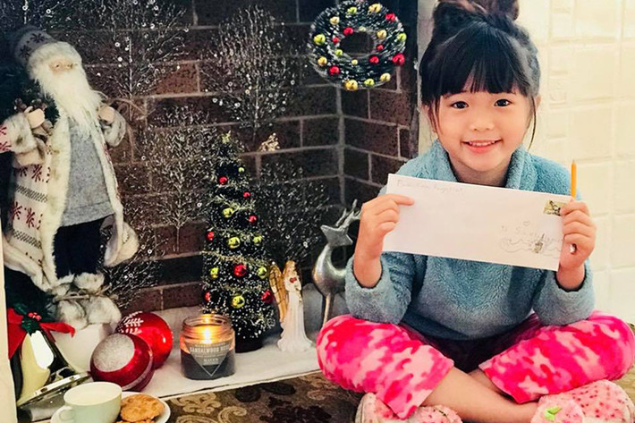 Con gái Thúy Nga viết thư gửi ông già Noel muốn có một bộ đồ của nàng tiên cá. Cô nhóc hứa sẽ chăm ngoan, học giỏi.