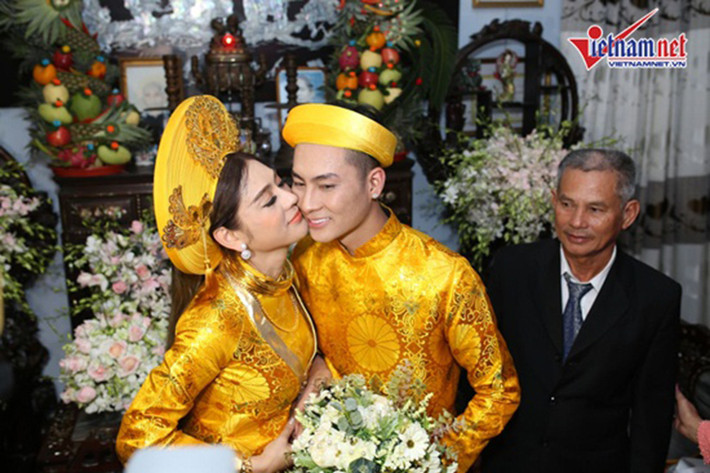 Trong ngày trọng đại, Lâm Khánh Chi và chồng kém cô 8 tuổi cùng diện áo dài tông màu. Ảnh: Vietnamnet