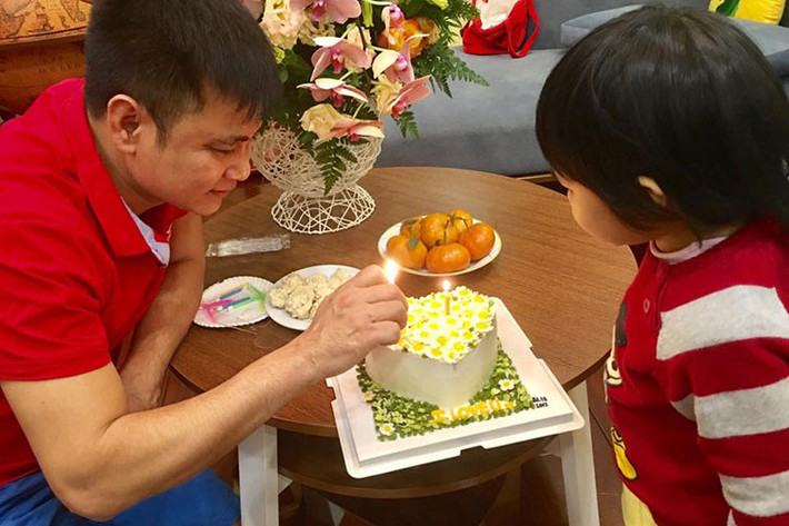 Tự Long xúc động chia sẻ: “ Cách đây 44 năm vào giờ này có một người phụ nữ đang gập những chiếc tã lót cuối cùng cho vào chiếc làn nhỏ. Chỉ ít phút nữa thôi có một thằng ku nặng 2,4 kg chào đời. Cuộc sống vất vả khó khăn biết bao nhiêu mẹ vẫn nuôi con khôn lớn giờ đây cậu bé đó đã có gia đình nhỏ và một cuộc sống đầm ấm yên vui”.
