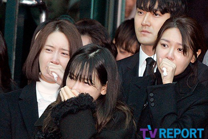 Các thành viên nhóm SNSD khóc nức nở khi đến tiễn biệt Jonghyun.