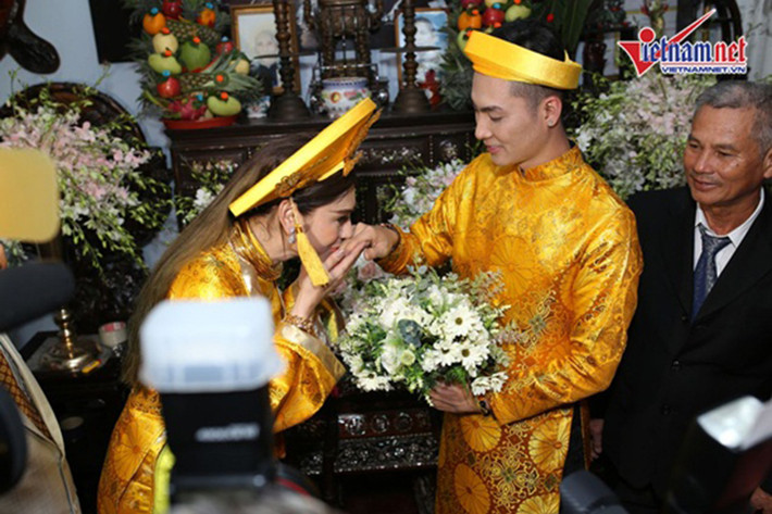 Hình ảnh Lâm Khánh Chi hôn tay ông xã trong lễ rước dâu. Ảnh: Vietnamnet