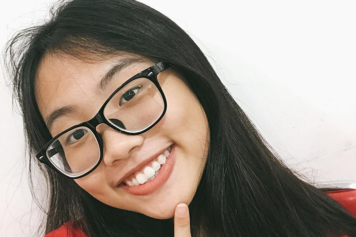 Phương Mỹ Chi tươi rói sau khi hoàn thành việc thi tại trường học.